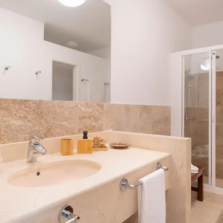 Villa Arcos, Piscina Privada Climatizada Y Jacuzzi Con Maravillosas Vistas Al Islote De Lobos Playa Blanca (Lanzarote)